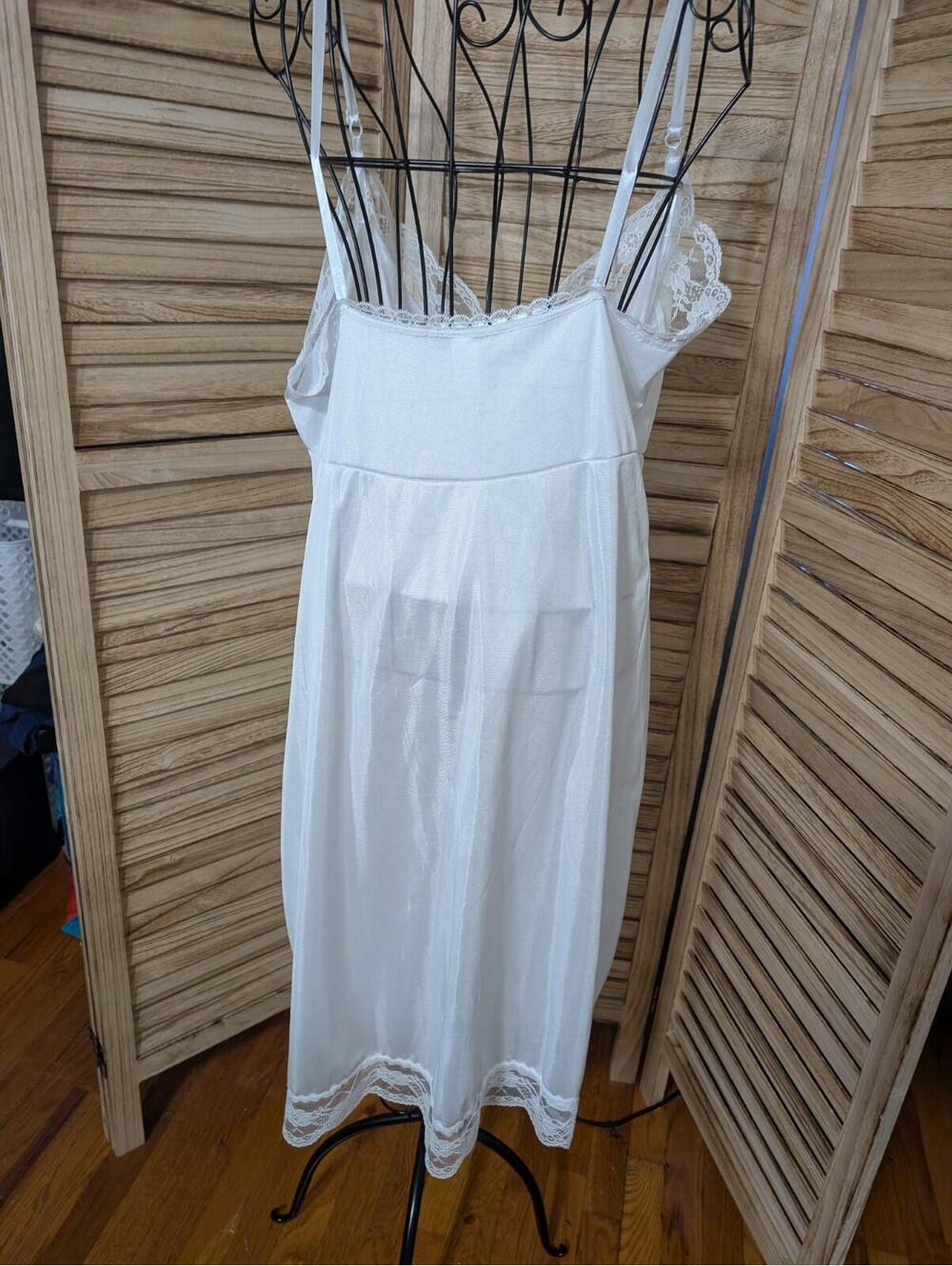 VTG Vanity Fair Full Slip Adjustable USA Size Large Lace Nylon - Picture 2 of 3